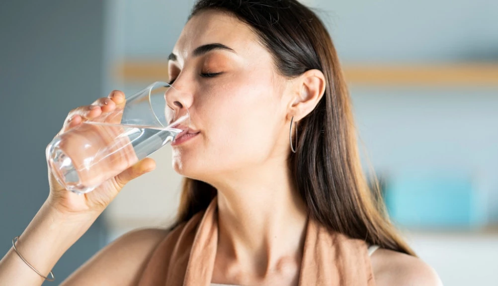 A pini ujë gjatë ngrënies? Mësoni pse duhet ta hiqni menjëherë këtë zakon