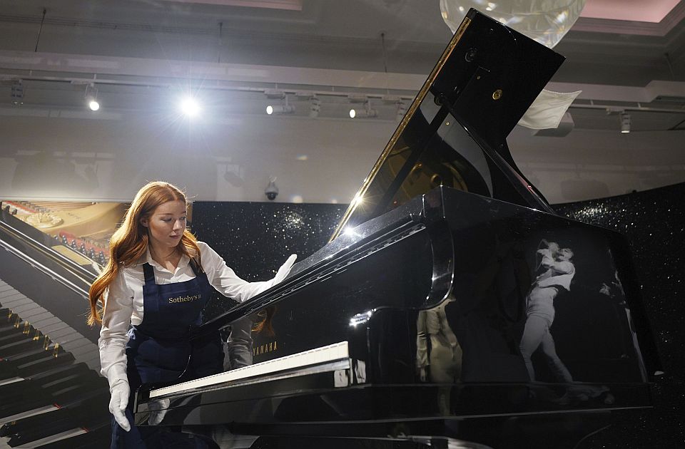 Pianoja e Freddie Mercury shitet për dy milionë euro në ankand