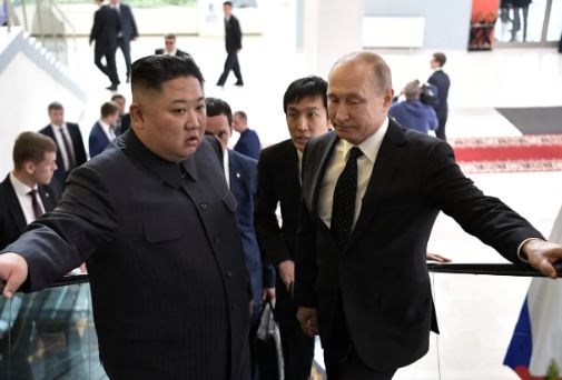 Putin takohet me Kim Jong Un, Koreja e Veriut lëshon dy raketa balistike
