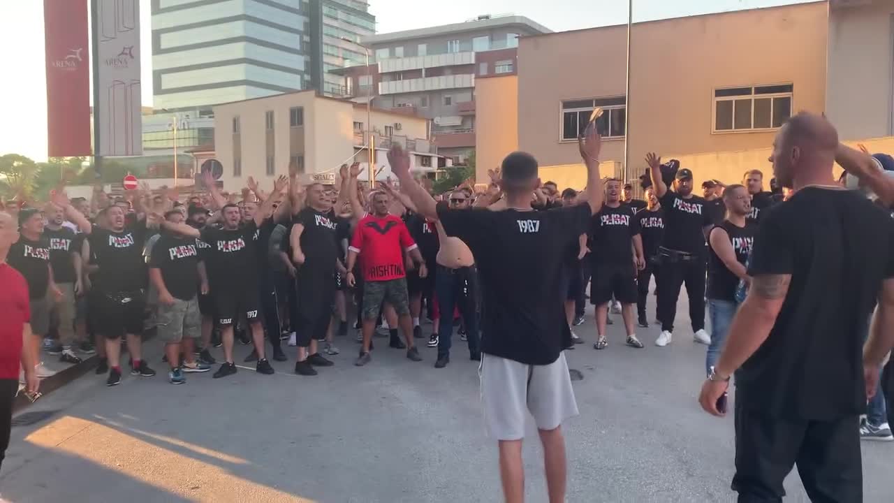 VIDEO/ Vijnë vëllezërit nga Prishtina, “Plisat” në mbështetje të kombëtares shqiptare
