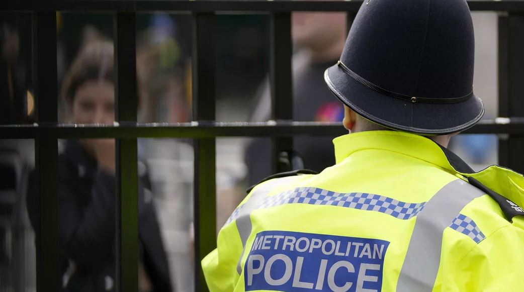 Vrasja e një oficeri me ngjyrë nga një koleg në Britani, më shumë se 100 policë dorëzojnë armët