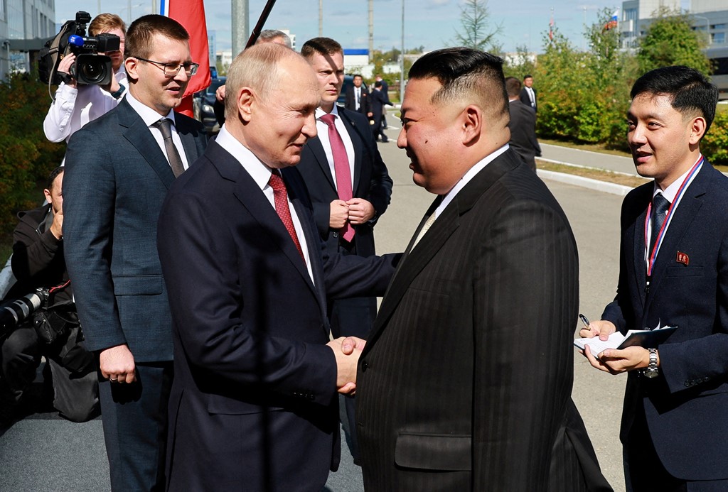 “Më vjen mirë që ju shoh”, Putin takohet me Kim Jong Un në qendrën hapësinore ruse