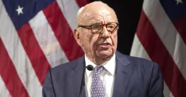 Manjati i medias, Rupert Murdoch jep dorëheqjen si drejtor i Fox News pas 70 vitesh