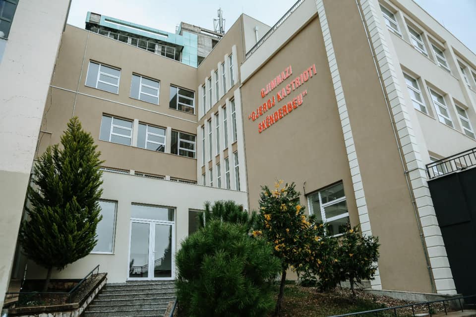 Nxënësi hedh spraj djegës në shkollë, shfaqin probleme disa gjimnazistë në Krujë, tre prej tyre në spital