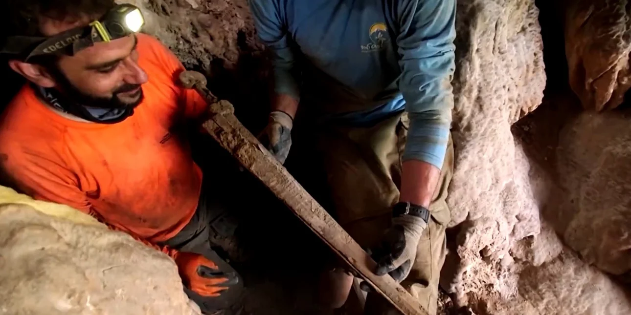 VIDEO/ Momenti prekës i zbulimit, arkeologët gjejnë shpata 1900-vjeçare në një shpellë në Izrael