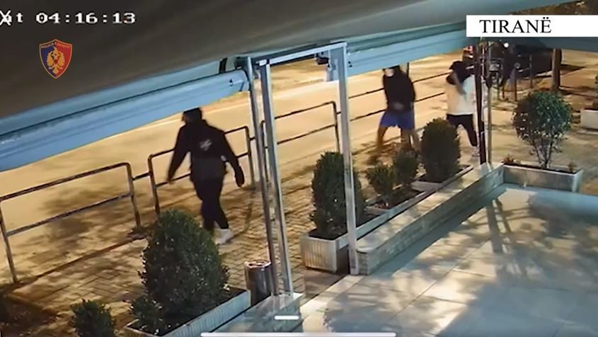 Qarkullonin të armatosur, arrestohen dy adoleshentë në Tiranë. Autorë të dy vjedhjeve