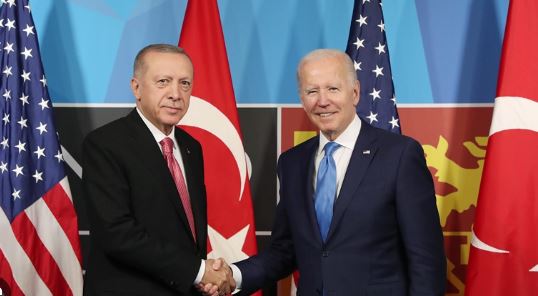 Erdogan takohet me Biden në samitin e G20, diskutojnë çështjen e F-16 dhe anëtarësimin e Suedisë në NATO