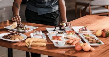 Eurostat: Mesatarisht 131 kilogramë ushqim përfunduan në plehra në Evropë në vitin 2021