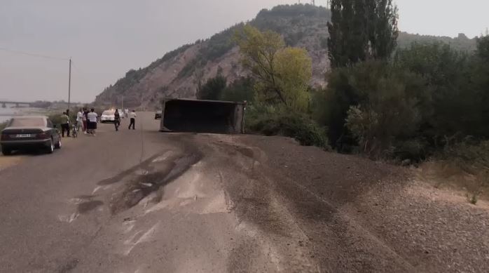 VIDEO/ Përmbyset kamioni në Lezhë, plagoset drejtuesi