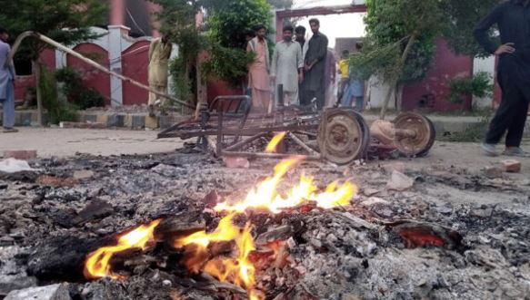 Shpërthim me bombë pranë një xhamie në Pakistan, 52 të vdekur dhe dhjetëra të plagosur