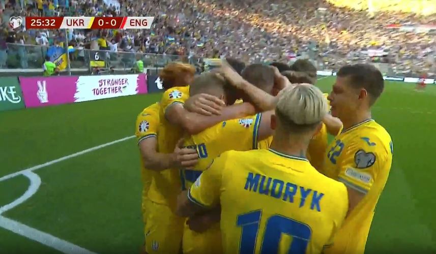 VIDEO/ Shtangen “tre luanët”, Zinchenko kalon Ukrainën në avantazh