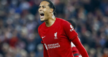Lideri i mbrojtjes “bën me zemër” tifozët, Van Dijk pranë largimit nga Liverpool