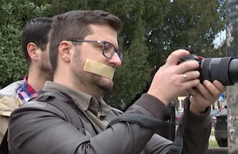 Bosnje, gazetarët dhe aktivistët protestojnë kundër ligjit për shpifjen