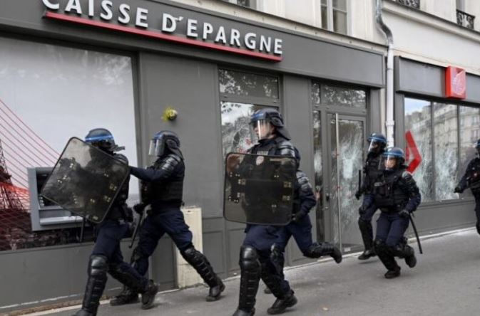 Sërish dhunë në Paris, protestuesit sulmojnë makinën e policisë