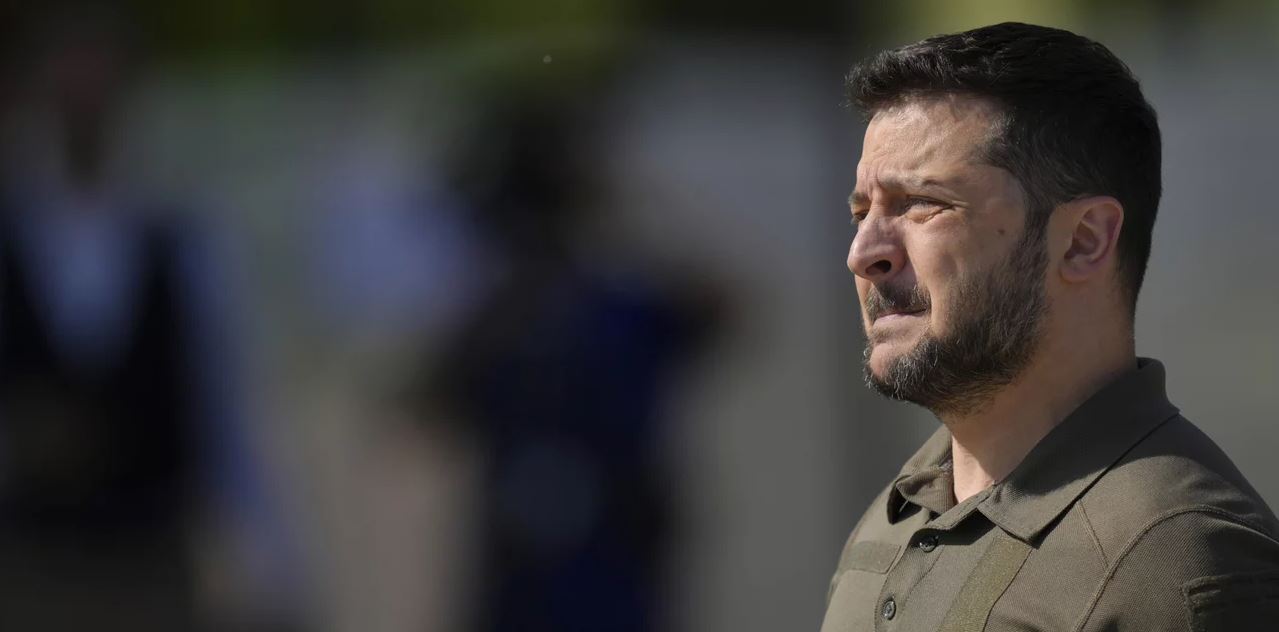 Zelensky viziton vijën e frontit në Donetsk, takohet me ushtarët