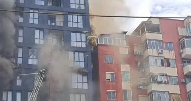Vijon prej më shumë se një ore lufta me flakët në apartamentin në Tiranë, asfiksohet një nga zjarrfikësit