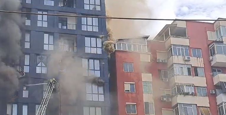 Vijon prej më shumë se një ore lufta me flakët në apartamentin në Tiranë, asfiksohet një nga zjarrfikësit
