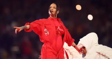 Performanca magjike në Super Bowl 2023/ Del në shitje kostumi i kuq i Rihannës
