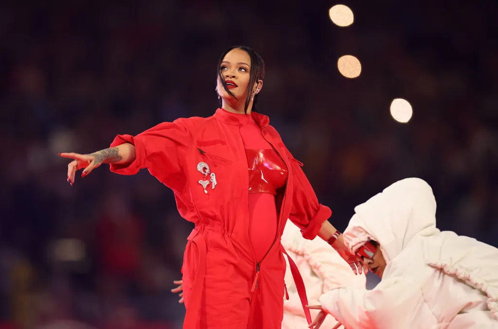 Performanca magjike në Super Bowl 2023/ Del në shitje kostumi i kuq i Rihannës