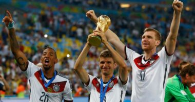 Pa klub që prej largimit në Lyon, ish-kampioni i botës kërkohet nga “gjigandët” e Athinës