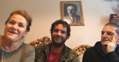 “Vizita”, premierë botërore në teatrin “Migjeni”, aktorët ndajnë detajet e historisë së engjëllit në fshat