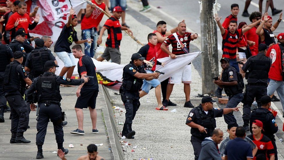 Tronditet futbolli brazilian/ Përleshje mes tifozëve, 1 i vdekur dhe 4 të plagosur rëndë