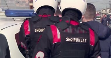 Punonte si truprojë pas orarit zyrtar/ Çfarë e shtyu efektivin e Shqiponjave të qëllojë me armë në Tiranë?