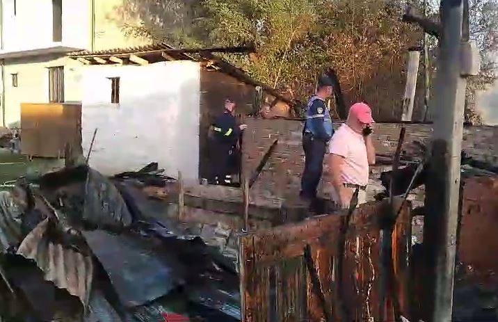 VIDEO/ “Shkrumbohet” nga flakët magazina në Fushë Krujë, zjarri rrezikoi edhe banesën pranë