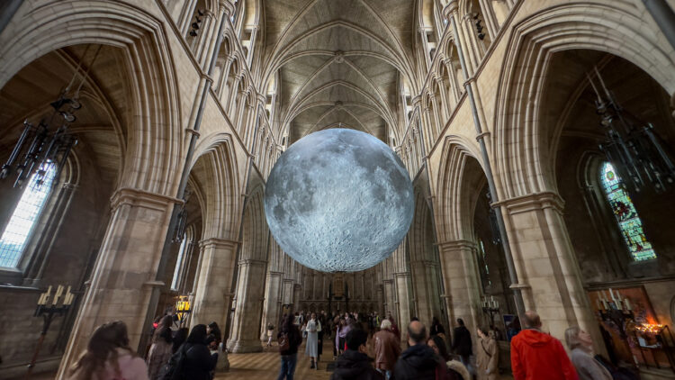 FOTO/ Hëna gjigante e realizuar nga imazhet e NASA-s mbërrin në Katedralen e Londrës