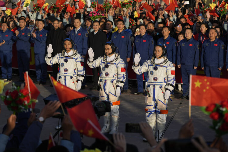 Ekuipazhi më i ri kinez u nis për në stacionin hapësinor