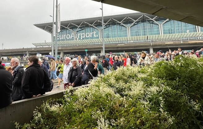 Evakuohet aeroporti i Bazelit në Zvicër