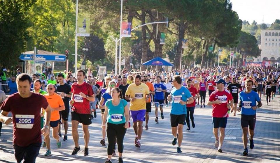 Sot Maratona e Tiranës, ja plani i lëvizjes së automjeteve. Rrugët ku nuk do lejohet parkimi