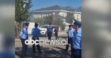 VIDEO/ Policia dhe IKMT në aksion, nis prishja e ndërtimeve pa leje në Rolling Hills