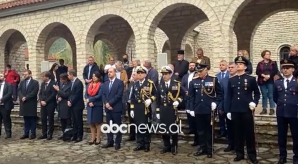 Nderohen ushtarët grekë/ Këlcyrë, ceremoni në varrezat e të rënëve në luftën italo-greke