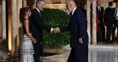 VIDEO/ Pjesë e takimit Evropian në Granada, momenti kur Mbreti i Spanjës pret kryeministrin Rama