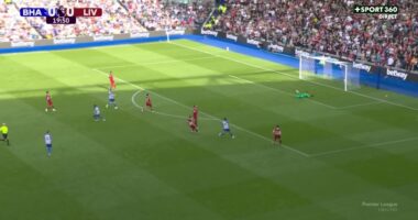 VIDEO/ Gaf&euml; n&euml; mbrojtje, &ldquo;pul&euml;bardhat&rdquo; nd&euml;shkojn&euml; &ldquo;t&euml; kuqt&euml;&rdquo; e Liverpool