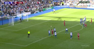 VIDEO/ &ldquo;T&euml;rbohet&rdquo; Liverpool, &ldquo;t&euml; kuqt&euml;&rdquo; p&euml;rmbysin Brighton n&euml; 4 minuta