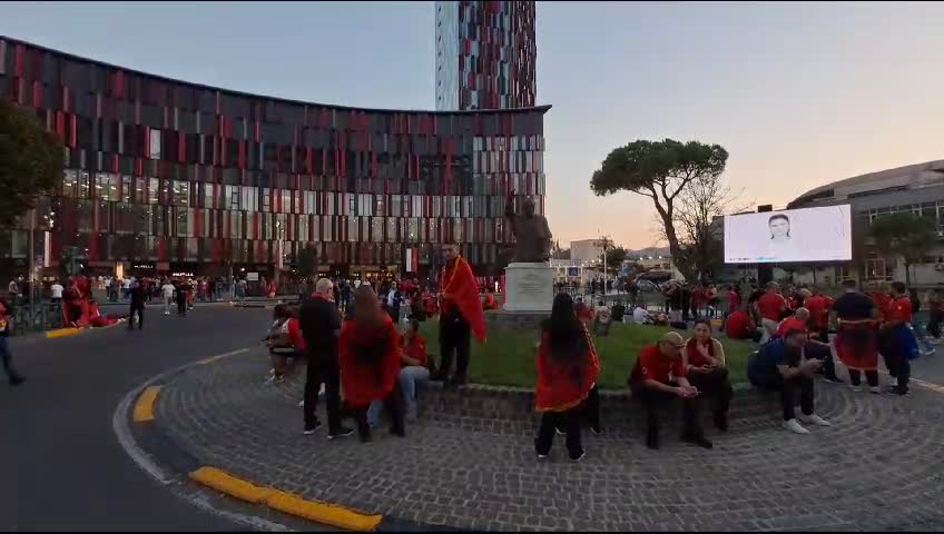 VIDEO/ Atmosfera e qetë në prag të Shqipëri-Çeki, tifozët fillojnë të mblidhen rreth stadiumit “Air Albania”