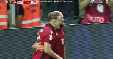 VIDEO/ Nga &ldquo;rr&euml;muja&rdquo; vjen goli i tret&euml;, Seferi tund s&euml;rish rrjet&euml;n e Pavlenka