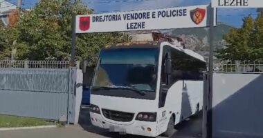 Lezhë/ Braktisi furgonin me të cilin po transportonte 29 emigrantë nga Siria, identifikohet dhe shpallet në kërkim kosovari