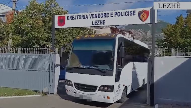 Lezhë/ Braktisi furgonin me të cilin po transportonte 29 emigrantë nga Siria, identifikohet dhe shpallet në kërkim kosovari