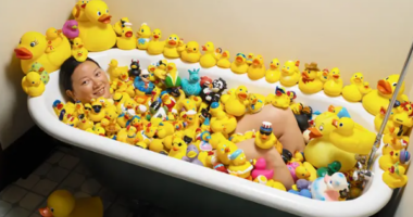 Gruaja realizon koleksionin e pazakontë, grumbullon 5631 rosa prej gome