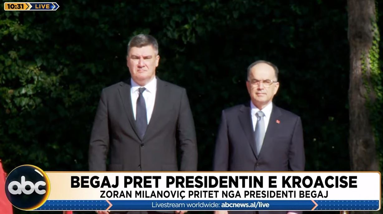 Presidenti kroat mbërrin në Shqipëri, pritet me ceremoni nga Begaj