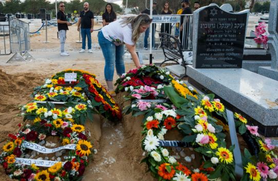 Po mbahej funerali i katër palestinezëve, forcat izraelite vrasin babë e bir gjatë ceremonisë