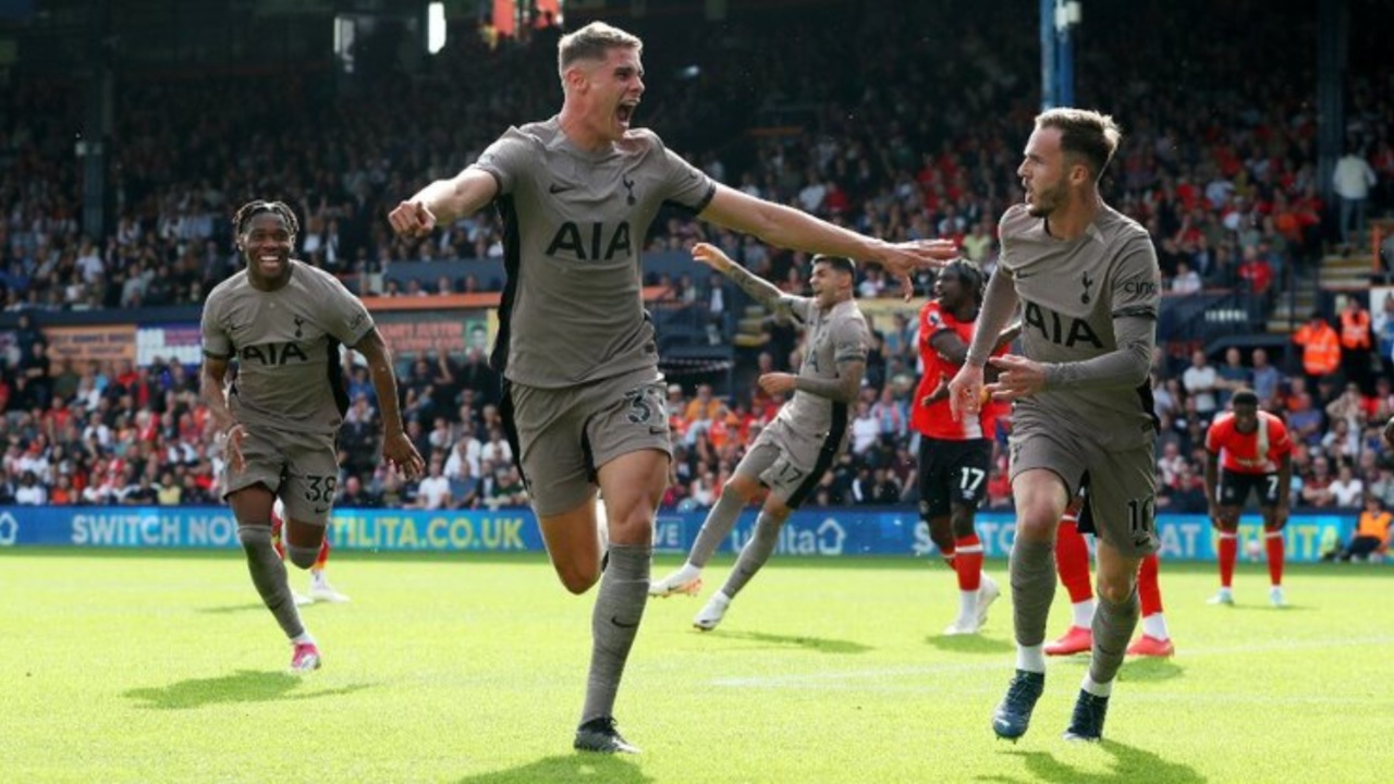 VIDEO/ Tottenham i pandalshëm dhe me 10 lojtarë, goli i Van de Ven mjafton ndaj “kapelabërësve”