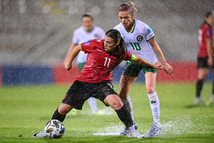 VIDEO/ Rrebeshi në Shkodër ndërpret ndeshjen, pezullohet pjesa e dytë mes kombëtares së femrave shqiptare dhe Irlandës