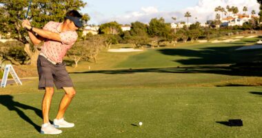 Lojtari i golfit ka luajtur 450 ndeshje të ndryshme në më pak se një vit, synon rekordin Guinness