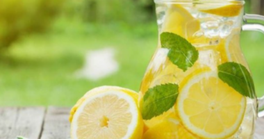 Nëntë arsye pse që nga sot duhet të filloni të pini vetëm ujë me limon