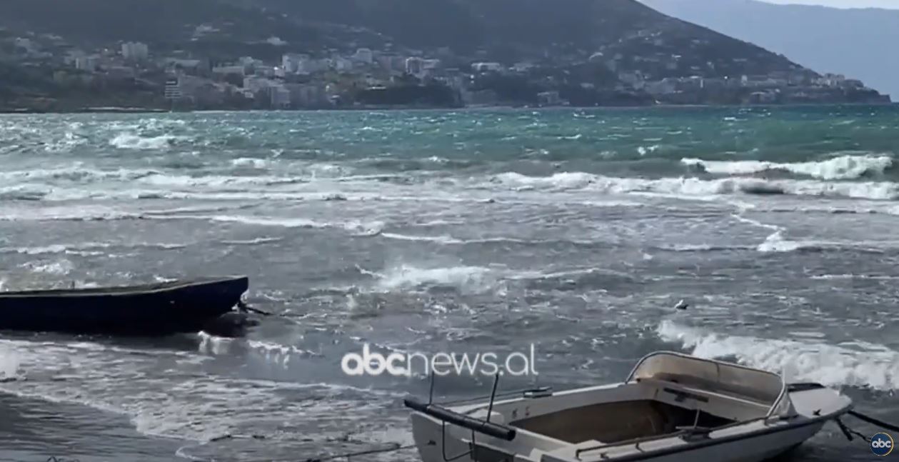 VIDEO/ Erë e fortë dhe dallgë në det, pezullohet lundrimi në Vlorë