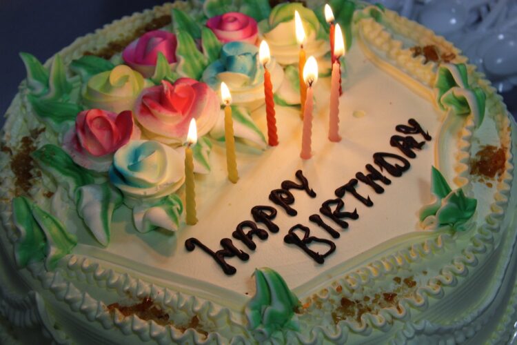 Si u krijuar torta me qirinj e ditëlindjes